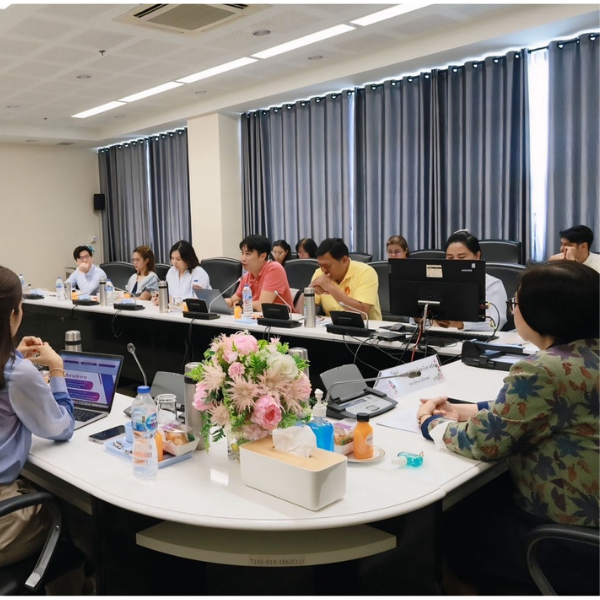 รองศาสตราจารย์ ดร.บุญญรัตน์ โชคบันดาลชัย คณบดีคณะนิติศาสตร์ เป็นประธานที่ประชุมผู้บริหารคณะพบบุคลากรคณะนิติศาสตร์ เพื่อเป็นการเตรียมพร้อมก่อนเปิดภาคเรียนต้น ปีการศึกษา 2568 และแจ้งนโยบายแนวทางการบริหารงานในแต่ละด้านของคณะ รวมทั้งการเตรียมความพร้อมการจัดการเรียนการสอนรายวิชาวิจัยทางกฎหมาย และรายวิชาตรรกศาสตร์และการเขียนในทางนิติศาสตร์