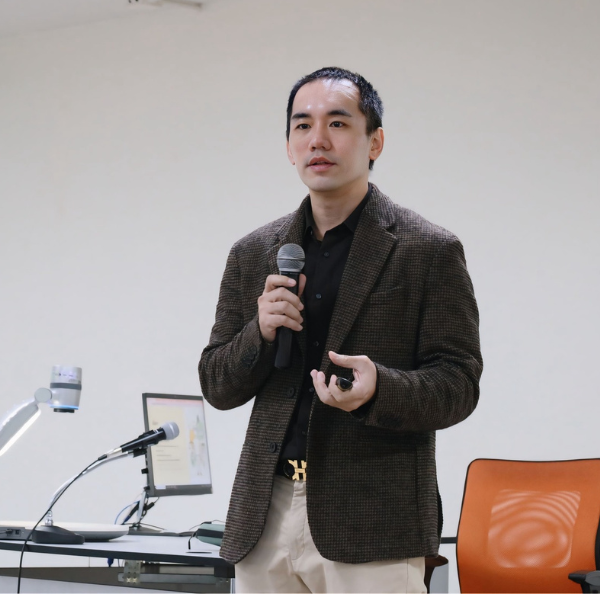 คณะนิติศาสตร์ มหาวิทยาลัยนเรศวร จัดกิจกรรมบรรยายพิเศษหัวข้อเรื่อง “นักกฎหมายในยุค AI: ศักยภาพ โอกาส และความเสี่ยง” โดยได้รับเกียรติจาก ดร.วรวงศ์ อัจฉราวงศ์ชัย ผู้พิพากษาหัวหน้าคณะชั้นต้นในศาลทรัพย์สินทางปัญญาและการค้าระหว่างประเทศกลาง ศาลทรัพย์สินทางปัญญาและการค้าระหว่างประเทศกลาง เป็นวิทยากรบรรยายให้แก่นิสิตหลักสูตรนิติศาสตรบัณฑิต ชั้นปี 1