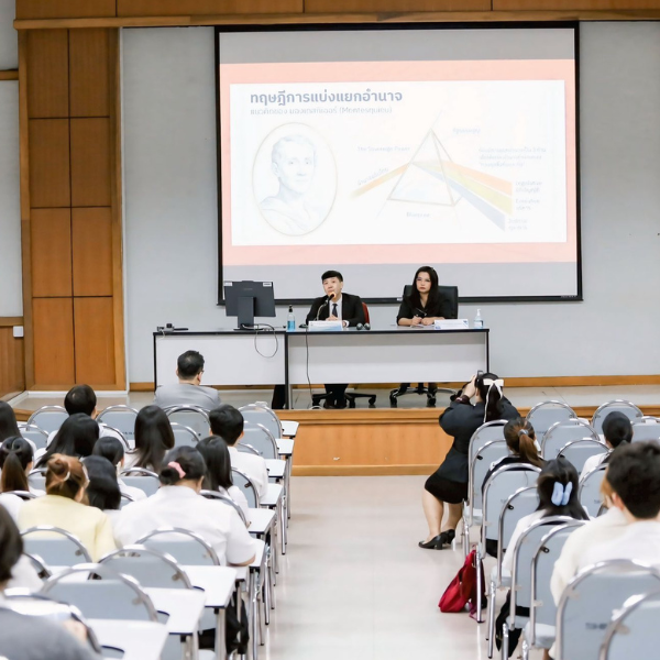 นายวรวัชร เอี่ยมสุทธิธรรม เลขานุการศาลอาญาคดีทุจริตและประพฤติมิชอบภาค 6, คุณวิจิตรา พรหมพล ผู้อำนวยการสำนักงานประจำศาลอาญาทุจริตและประพฤติมิชอบภาค 6 และเจ้าหน้าที่จากศาลอาญาทุจริตและประพฤติมิชอบภาค 6ในการบรรยายโครงการศาลอาญาคดีทุจริตและประพฤติมิชอบภาค 6 ยุคใหม่ : เสริมสร้างความรู้ คุ้มครองสิทธิ และยกระดับบริการดิจิทัลเพื่อประชาชน
