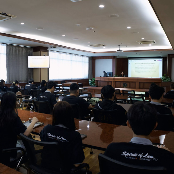 คณะนิติศาสตร์ มหาวิทยาลัยนเรศวร จัดกิจกรรมอบรมให้ความรู้กับผู้นำนิสิต ประจำปีการศึกษา 2569 เพื่อให้นิสิตได้นำความรู้ที่ได้รับมาลงมือใช้ในการปฏิบัติงานจริง โดยบุคลากรคณะนิติศาสตร์ ที่มีประสบการณ์การทำงานในด้านต่างๆ มาร่วมถ่ายทอด และแลกเปลี่ยนเรียนรู้ถึงปัญหา กระบวนการแก้ไขปัญหา และการวางแผนการพัฒนา รวมถึงยังมุ่งเน้นการใช้ AI มาช่วยในบริหารกิจกรรมผู้นำนิสิต